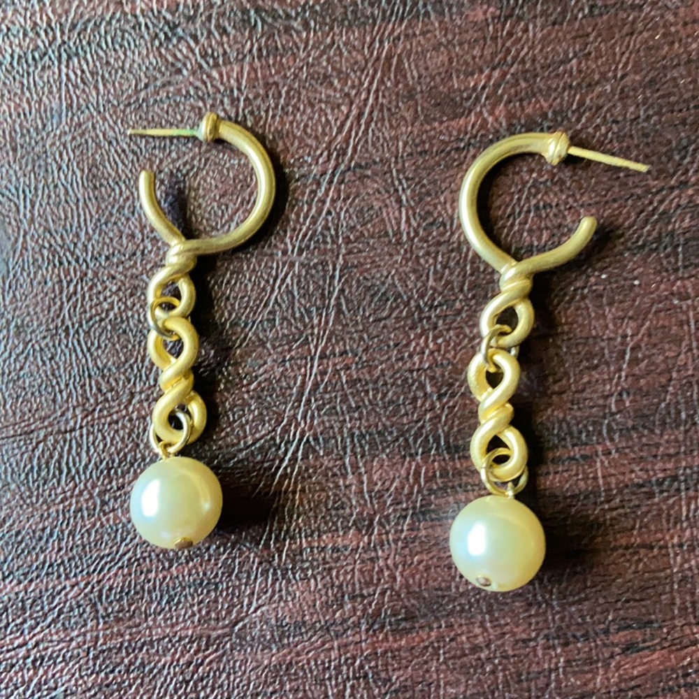 Gold and pearl hanging earring-like new